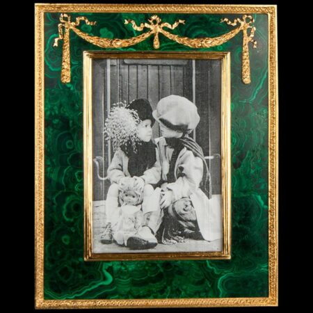 Малахтовая фоторамка 9x12 из натуральных материалов: Бронза , Малахит выполнено с покрытием Золочение - ручная работа