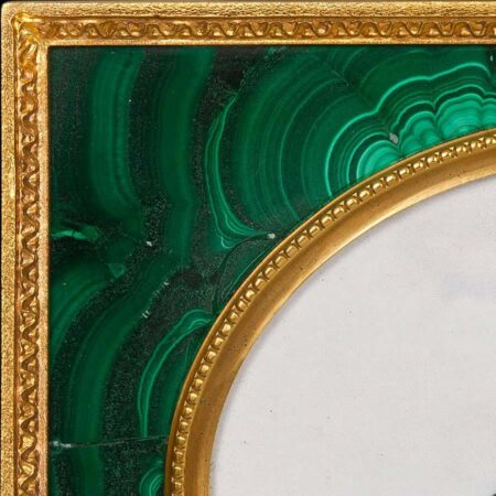 Горизонтальная фоторамка Овал малахит из натуральных материалов: Бронза , Малахит выполнено с покрытием Золочение - ручная работа