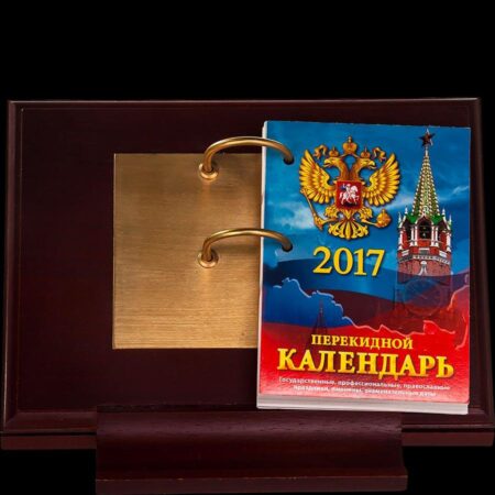 Подставка для календаря Столица из натуральных материалов: Бронза , Красное дерево выполнено с покрытием Полировка - ручная работа