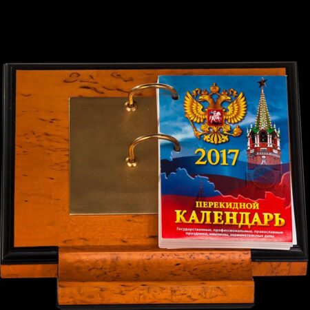 Календарница Столица карельская береза из натуральных материалов: Бронза , Карельская береза выполнено с покрытием Полировка - ручная работа